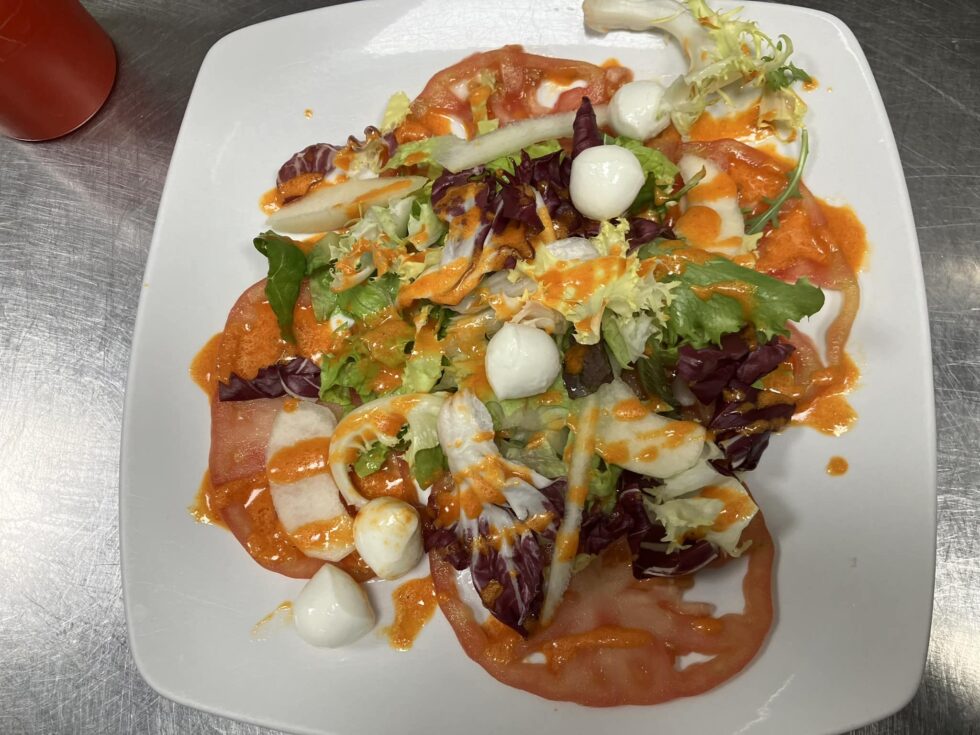 Ensalada de tomate rosa, pera, mozzarella y vinagreta