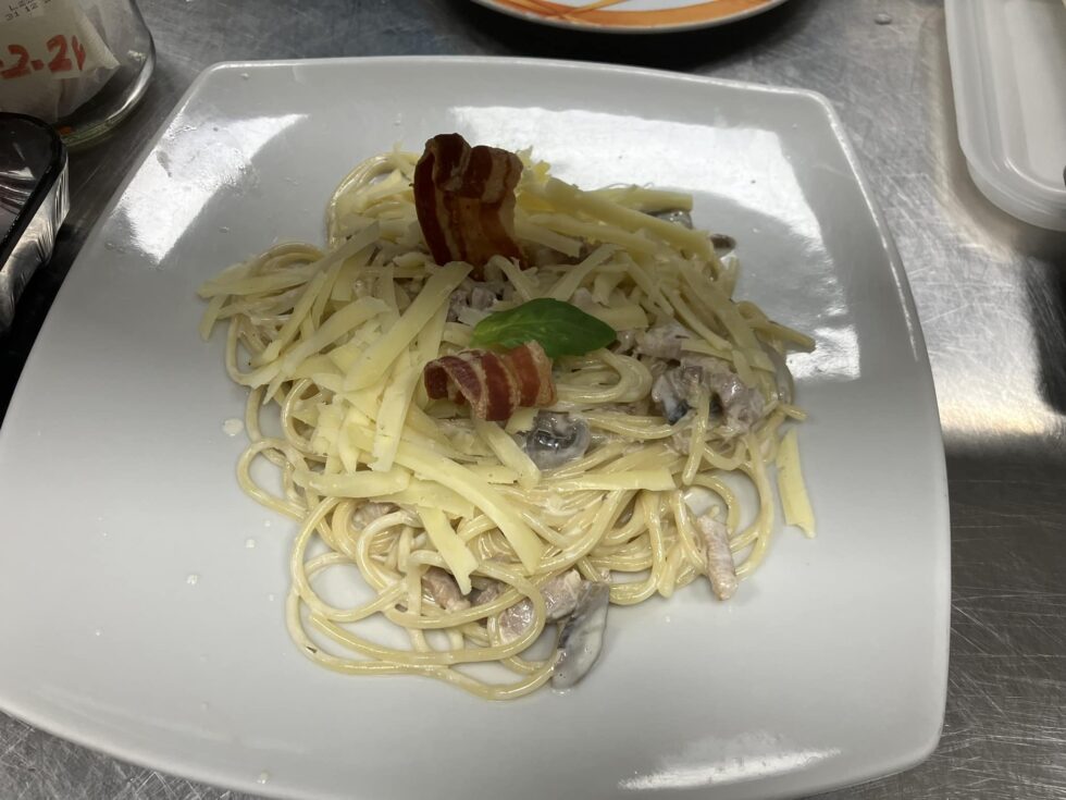 Espagueti con salsa de champiñon, panceta y virutas de queso semicurado