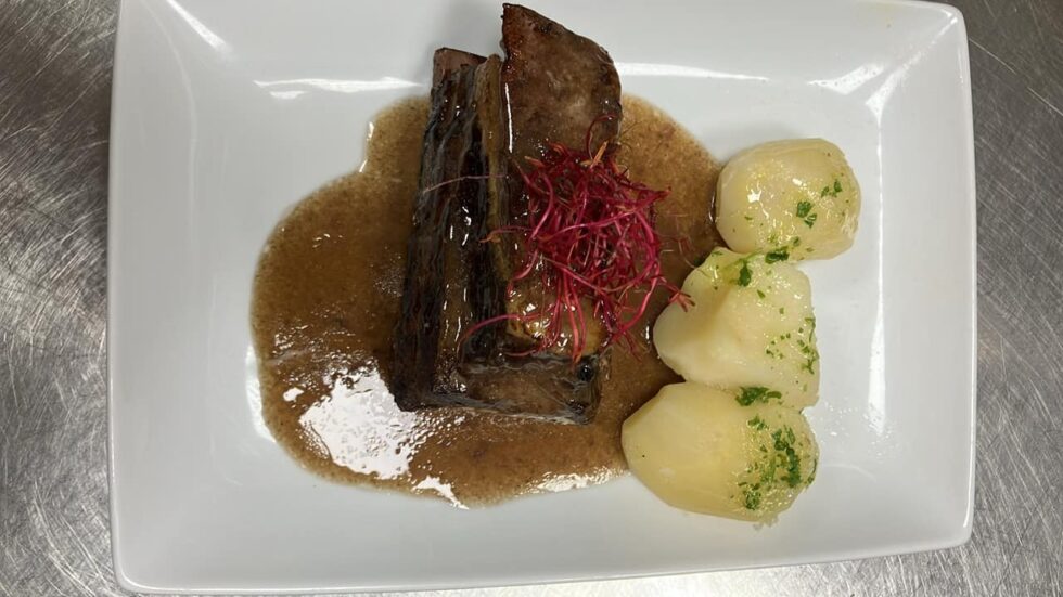 Deliciosa costilla de ternera a baja temperatura con su jugo y teriyaky