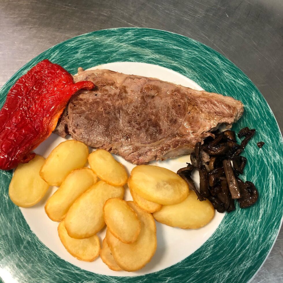 Segundo plato. Filete con guarnición de patatas y pimientos