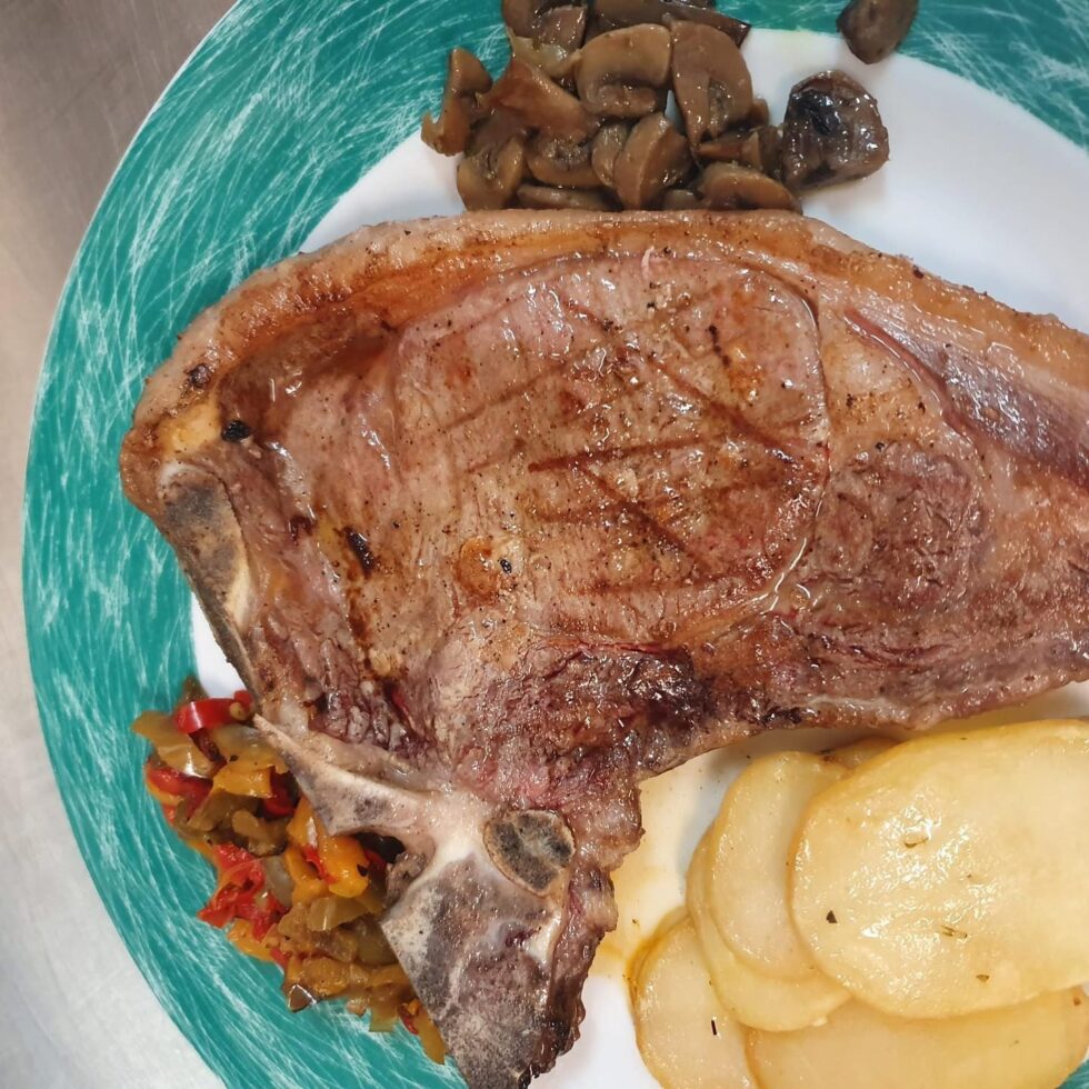 Segundo plato. Filete con guarnición de patatas y pimientos