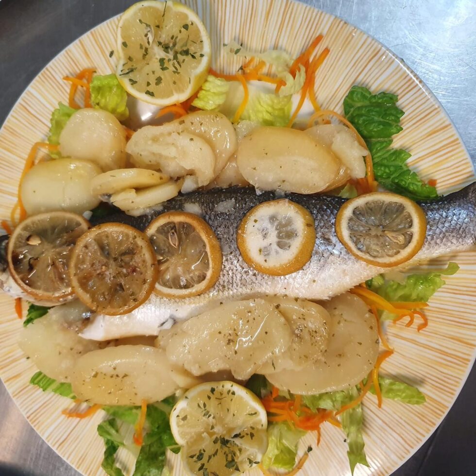 Segundo plato. Lubina con guarnición de patatas panadera