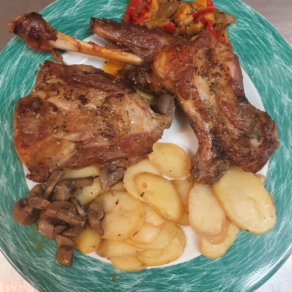 Segundo plato. Cordero con guarnición de patatas